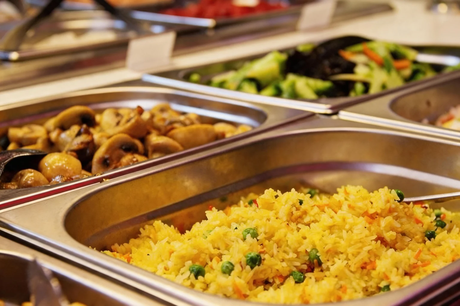 Riz aux petits pois et champignons dans des bacs en inox